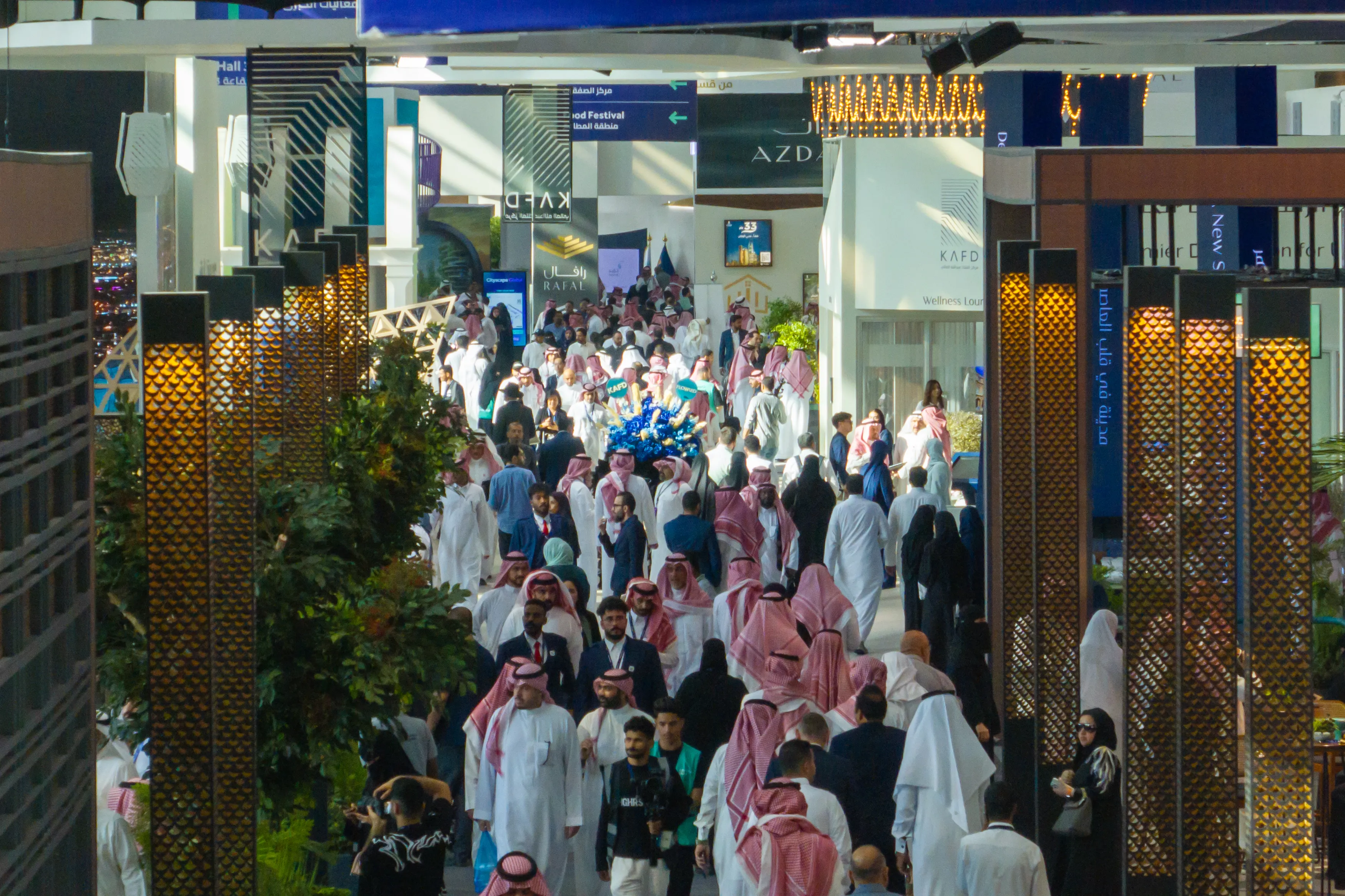 Cityscape global crowd 
